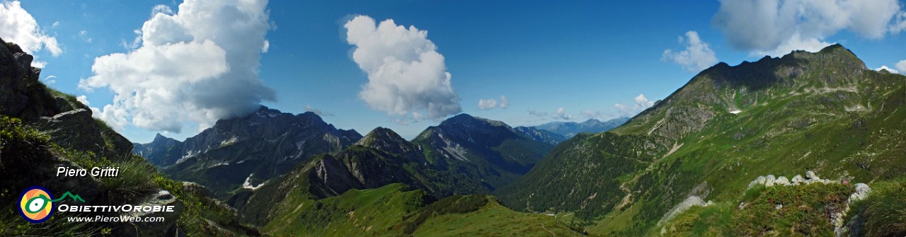 37 A centro la cresta saita con vista in Arera, Corno Branchino, Menna, Spondone.jpg